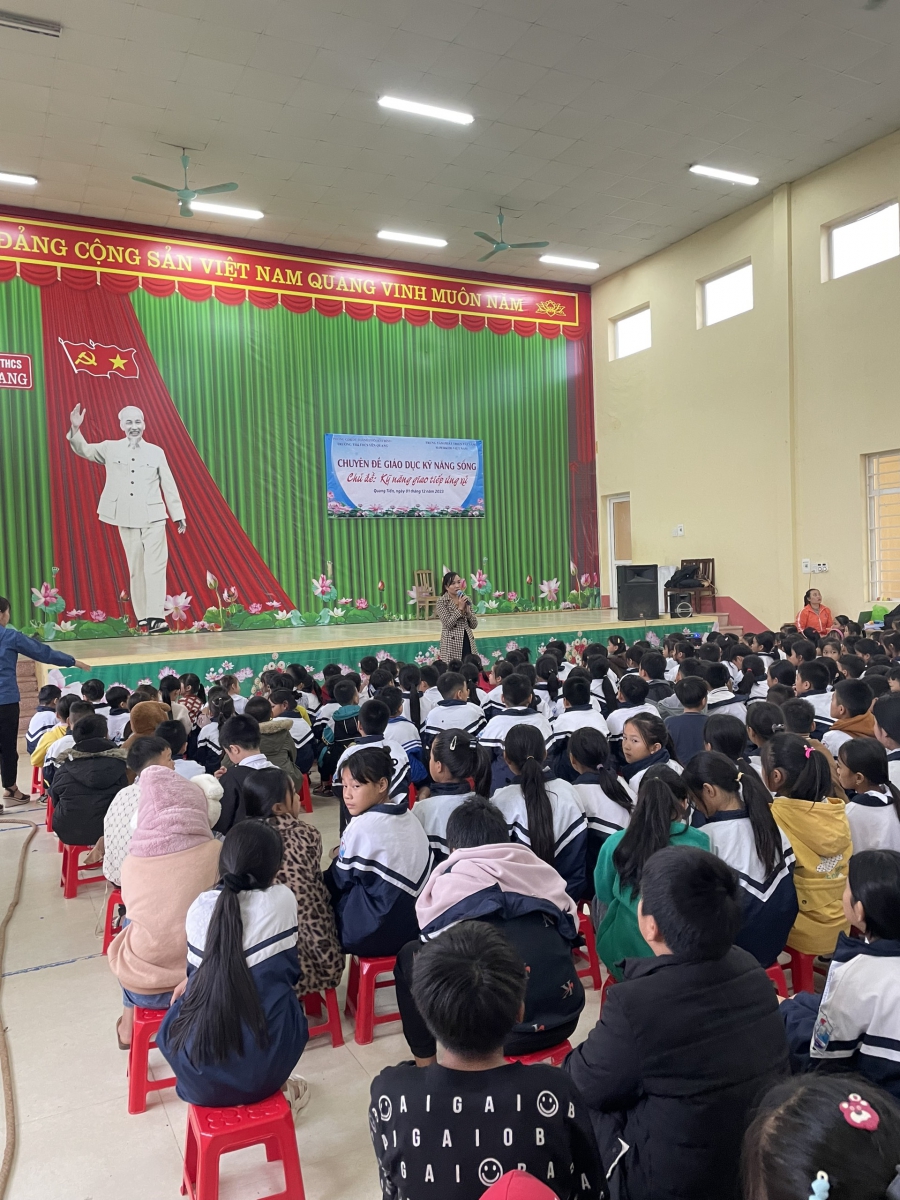 Đối với gia đình 1. Ứng xử trong xưng hô, mời, gọi đảm bảo sự kính trọng, lễ phép, thương yêu, quan tâm đến mọi người trong gia đình.  Ứng xử trong khi đi, về; lúc ăn uống đảm bảo lễ phép, có chào mời thưa gửi, xin phép. Ứng xử khi có khách đến nhà đảm bảo chào hỏi lễ phép, tiếp khách chân tình, cởi mở lắng nghe.   Ứng xử trong công việc gia đình đảm bảo làm việc được giao, chăm chỉ, vừa sức, không đôi co, cãi cọ, cau có khi bị nhắc nhở.  Ở nơi công cộng  Ứng xử ở nhà trường khi tham gia sinh hoạt chung đảm bảo : Ở nơi công cộng đảm bảo nếp sống văn minh, không xô đẩy, chen lấn, không khạc nhổ, vứt rác bừa bãi.  Ở trong lớp học  Ứng xử trong thời gian vào và ngồi trong lớp học đảm bảo nghiêm túc tôn trọng thầy cô giáo và bạn bè cùng lớp:.  Ứng xử khi cần mượn, trả đồ dùng học tập đảm bảo thái độ nghiêm túc, lời nói nhẹ nhàng và bảo quản tốt, không làm ảnh hưởng tới giờ học.  Ứng xử khi trao đổi, thảo luận nội dung bài giảng đảm bảo thái độ cầu thị, tôn trọng ý kiến người khác, không gay gắt chê bai, mỉa mai ý kiến khác với ý kiến bản thân.  Ứng xử trước khi kết thúc giờ học đảm bảo tôn trọng thầy, cô giáo: ________________________________ TRUNG TÂM PHÁT TRIỂN TÀI NĂNG SUPERKIDS VIỆT NAM